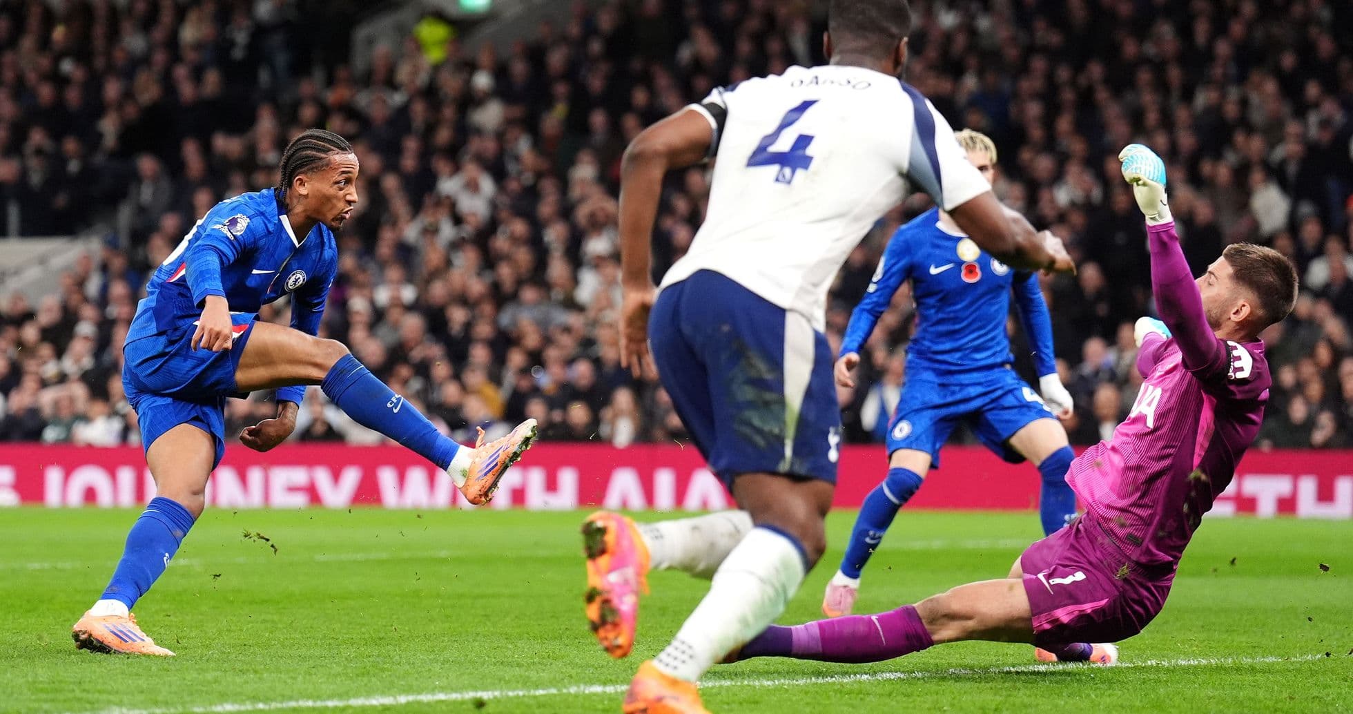 Jugador de Chelsea disparando a portería