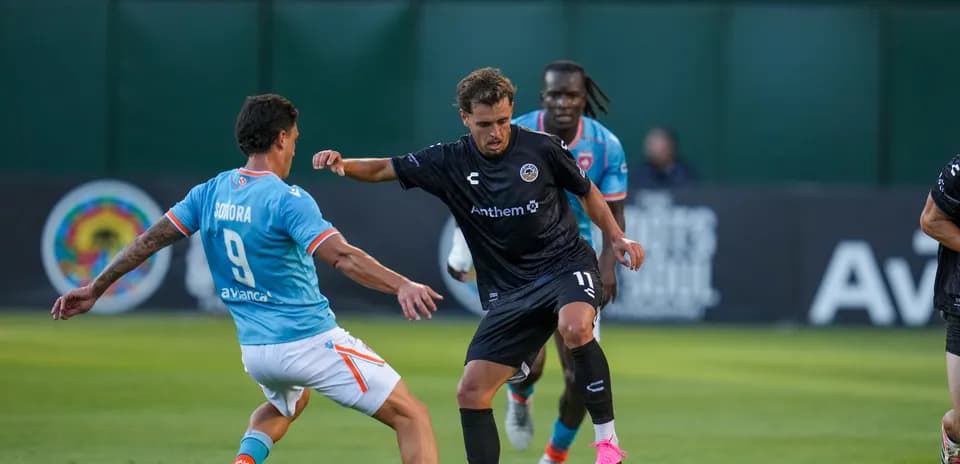 Jugador de Oakland Roots driblando en partido