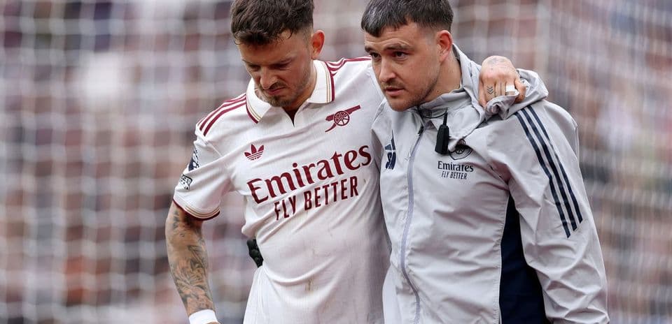 Jugador de Arsenal siendo asistido por el personal médico