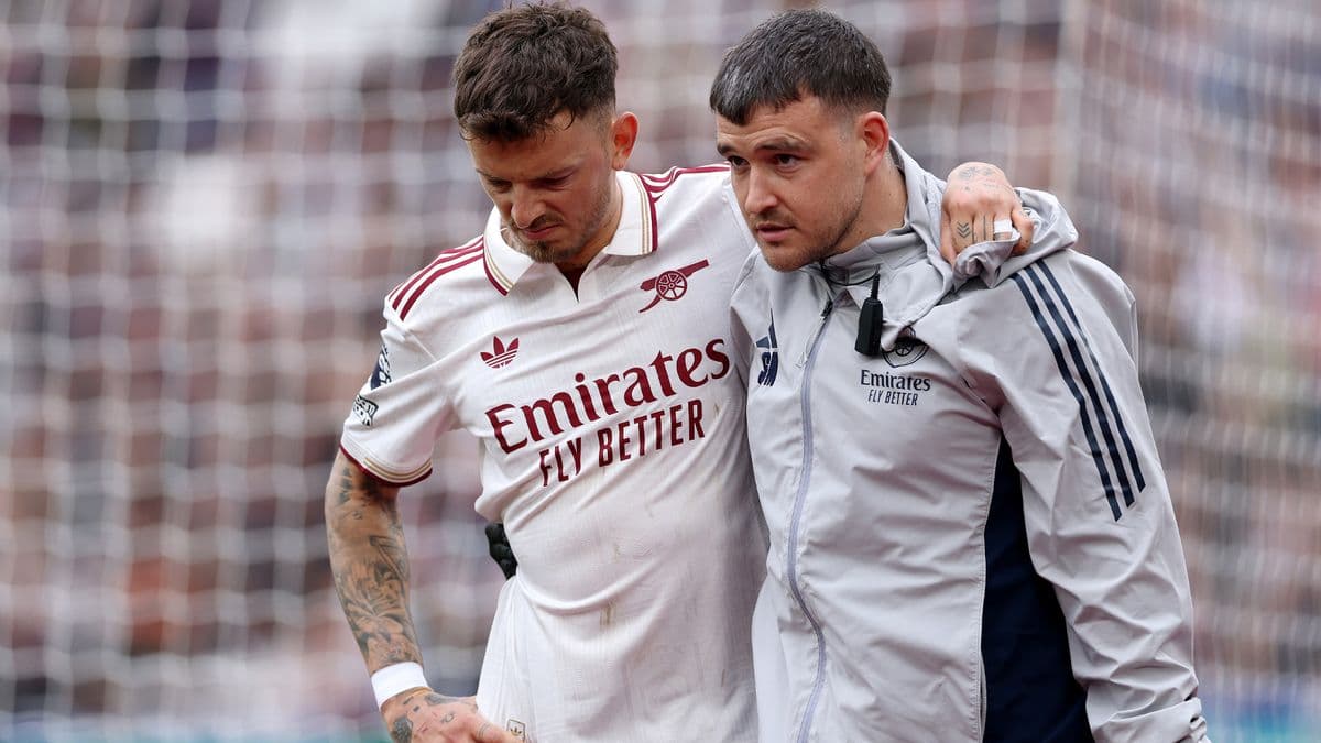 Jugador de Arsenal siendo asistido por el personal médico
