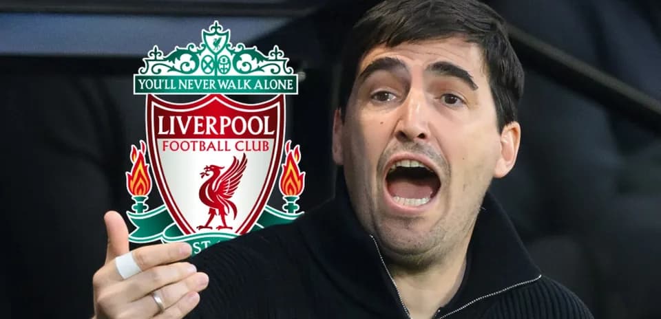 Entrenador dirigiendo desde la banca con logo de Liverpool
