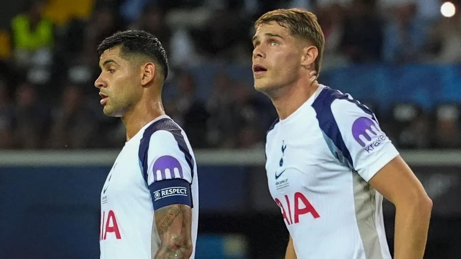 Dos jugadores de Tottenham mirando hacia arriba