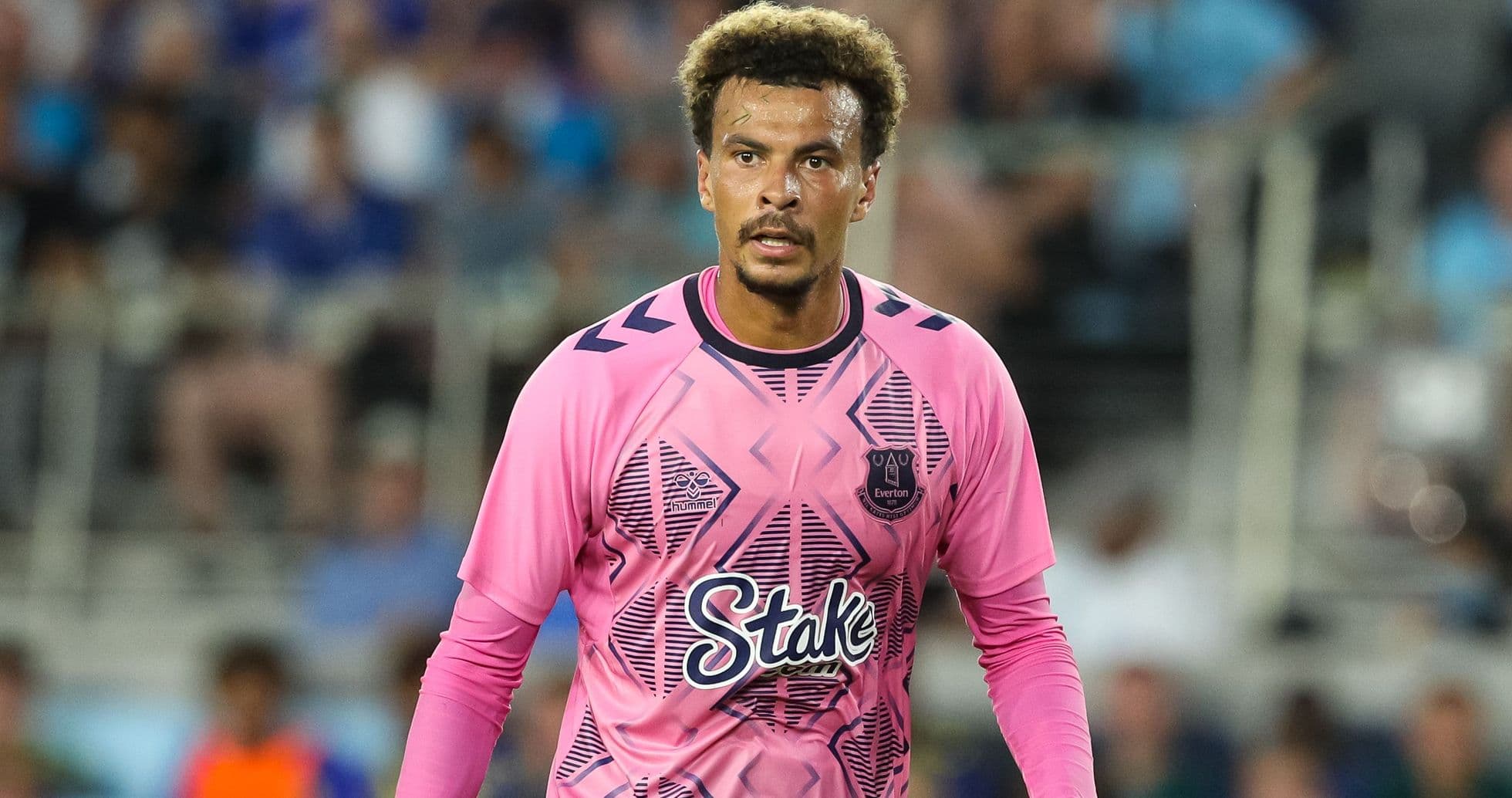 Portero con uniforme rosa de Everton en acción