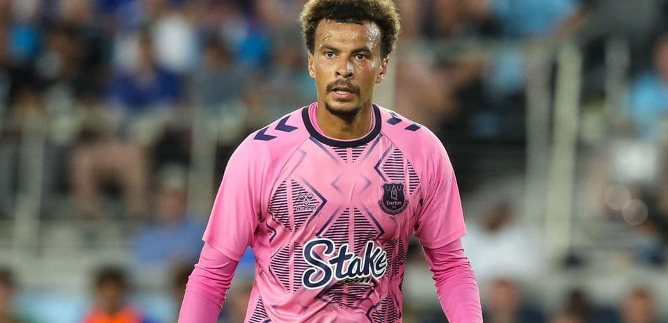 Portero con uniforme rosa de Everton en acción
