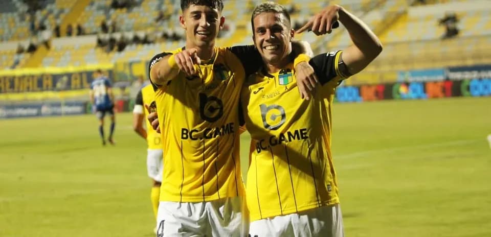 Jugadores celebrando un gol en el partido