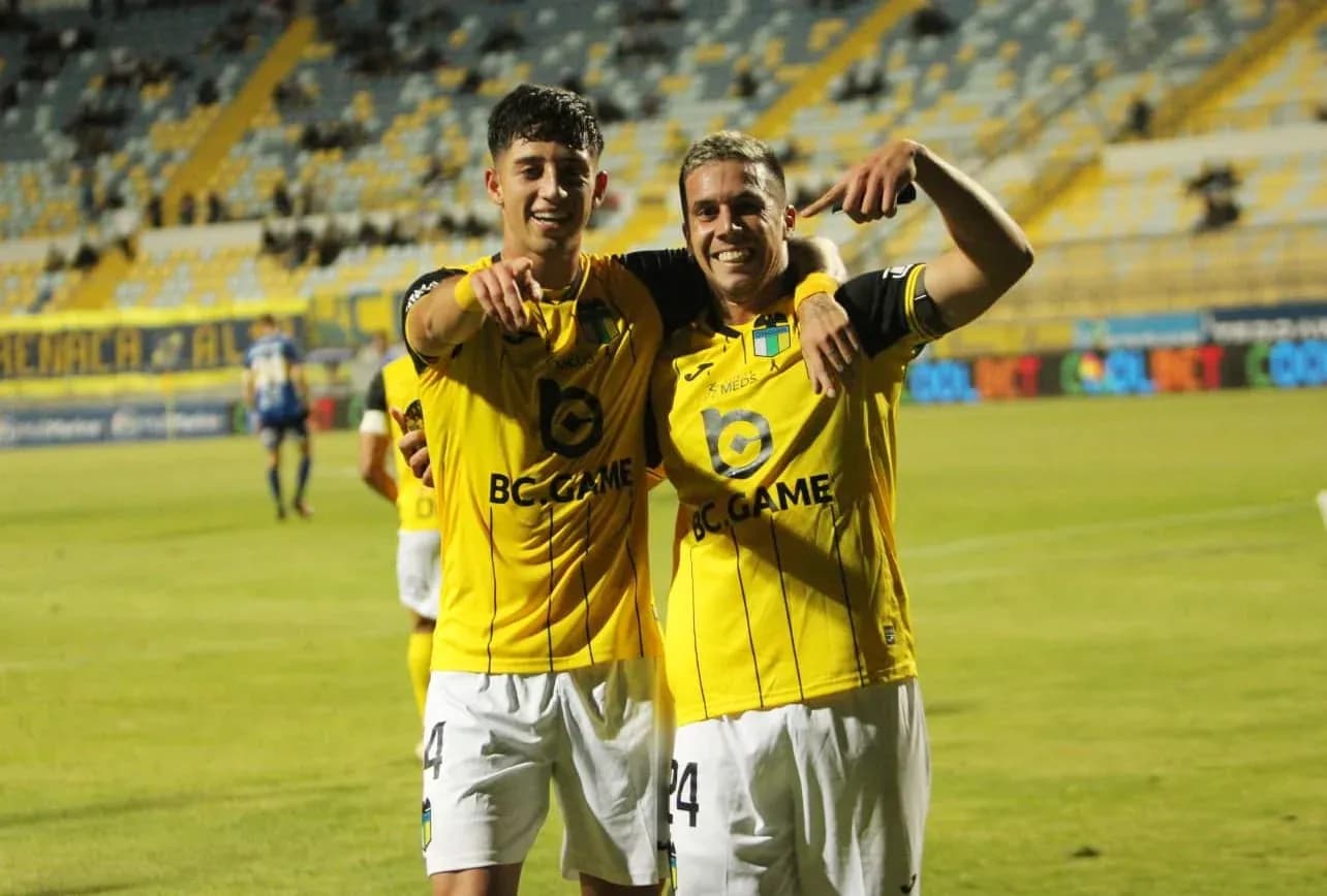 Jugadores celebrando un gol en el partido
