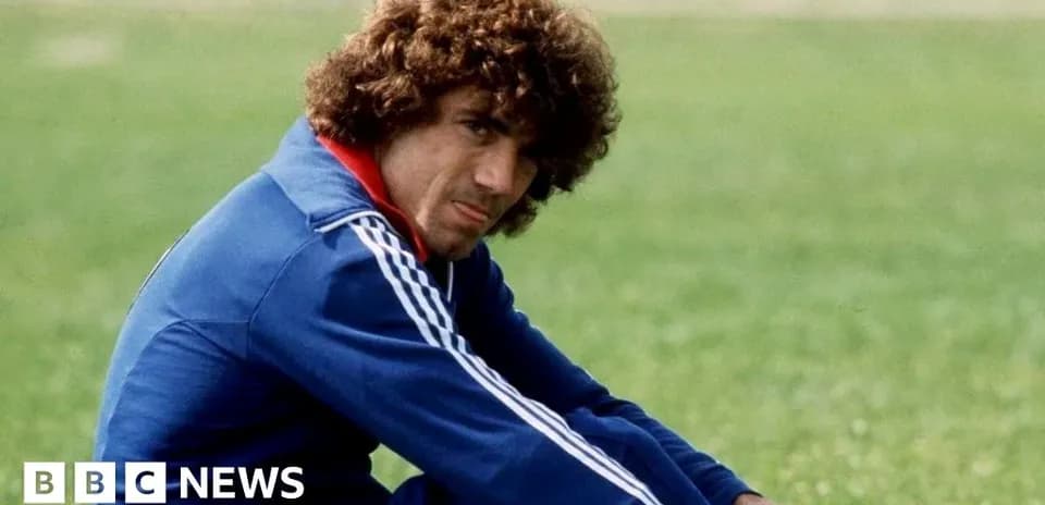 Jugador sentado en el campo durante un entrenamiento