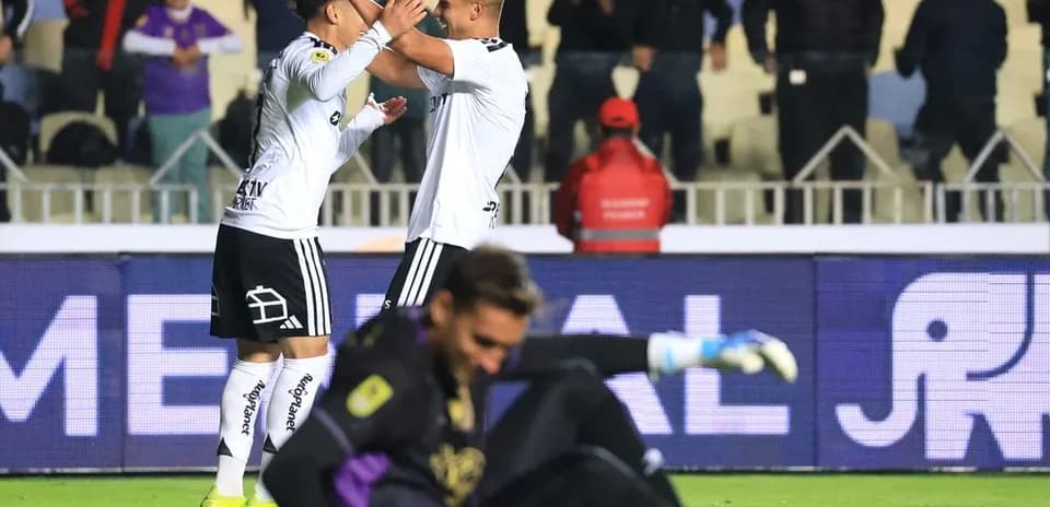 Jugadores de Colo Colo celebrando un gol