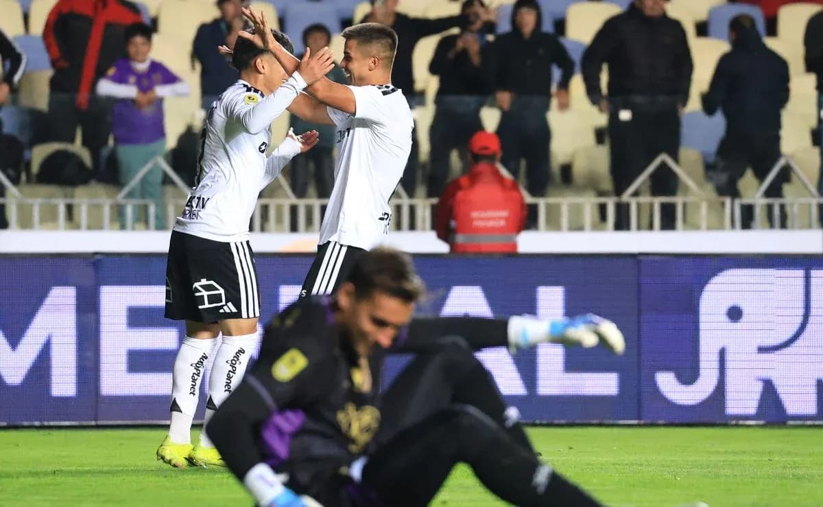 Jugadores de Colo Colo celebrando un gol