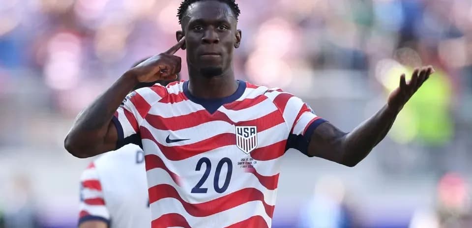 Jugador de Estados Unidos celebrando en el campo