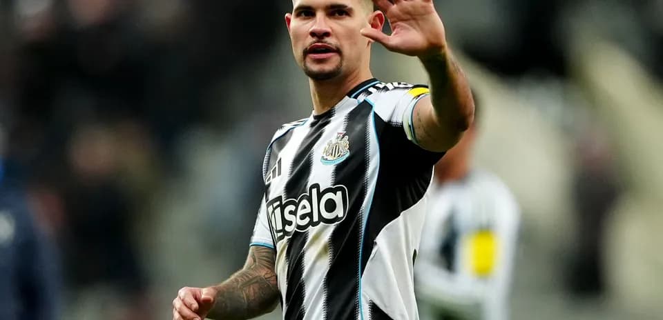 Jugador de Newcastle saludando a los aficionados