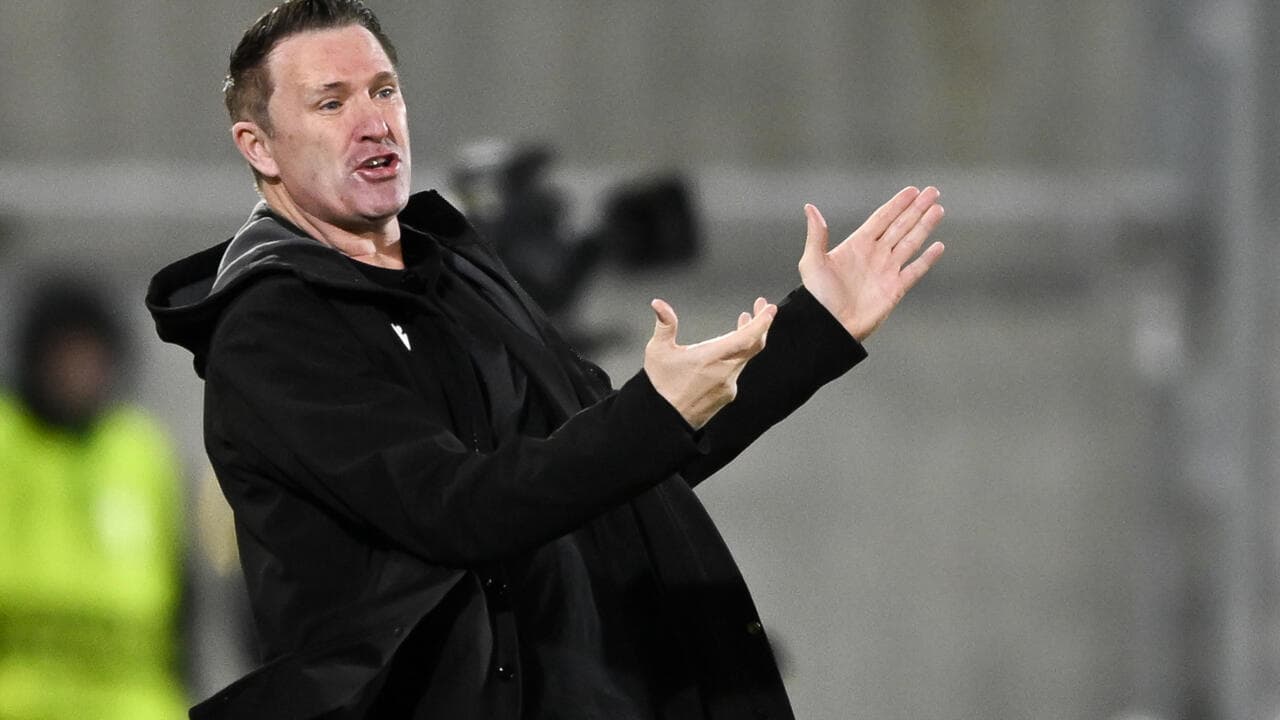 Entrenador dirigiendo a su equipo durante el partido
