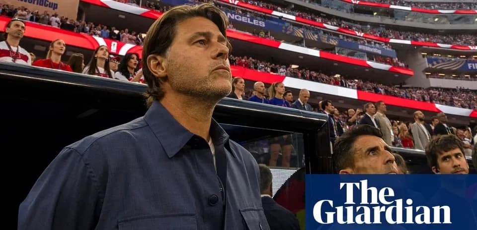 Entrenador observando a la multitud en el estadio