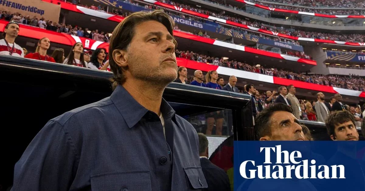 Entrenador observando a la multitud en el estadio