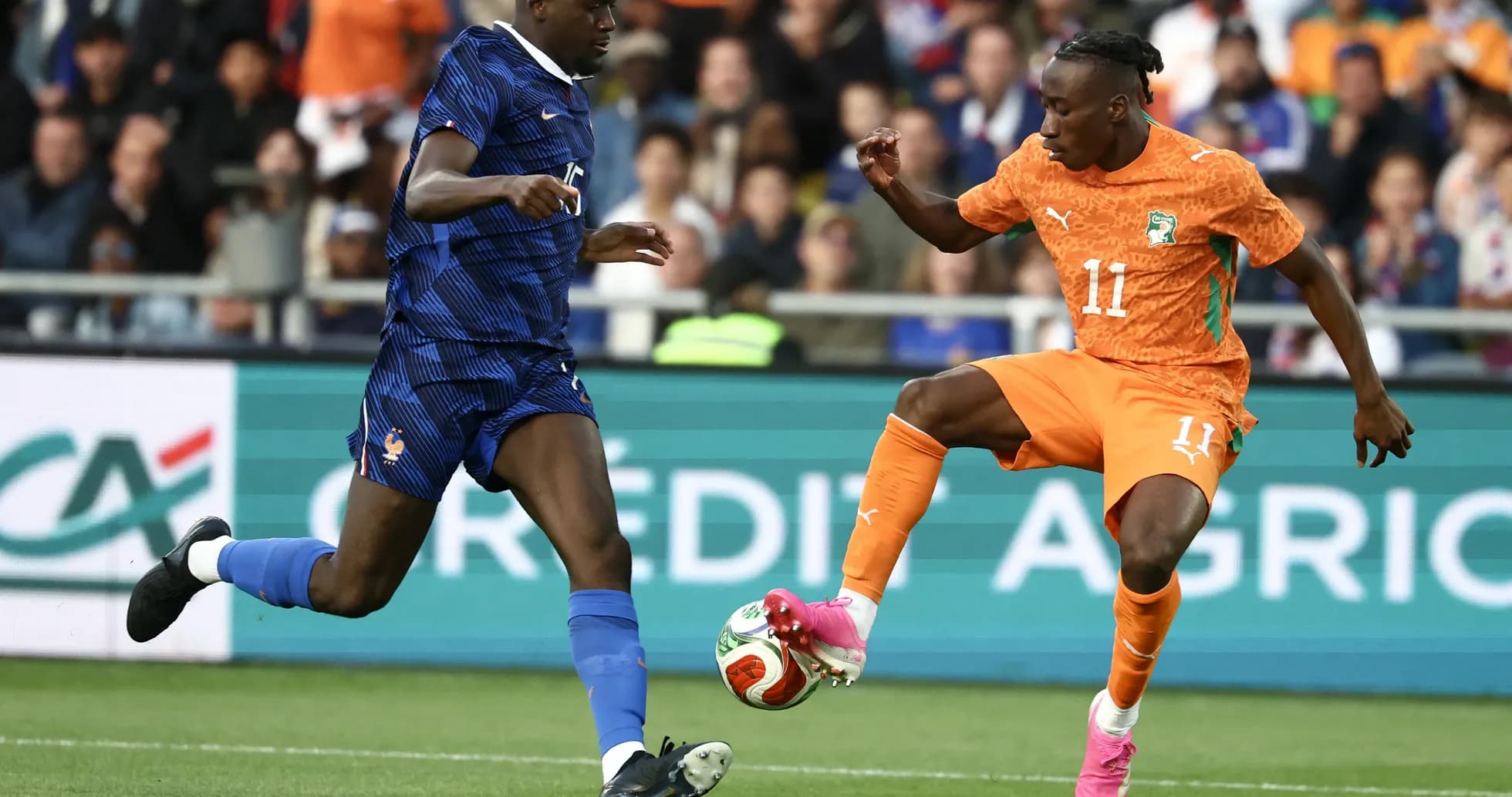Jugador de Francia y Costa de Marfil compiten por el balón