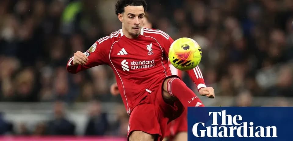 Jugador de Liverpool controlando el balón en el partido