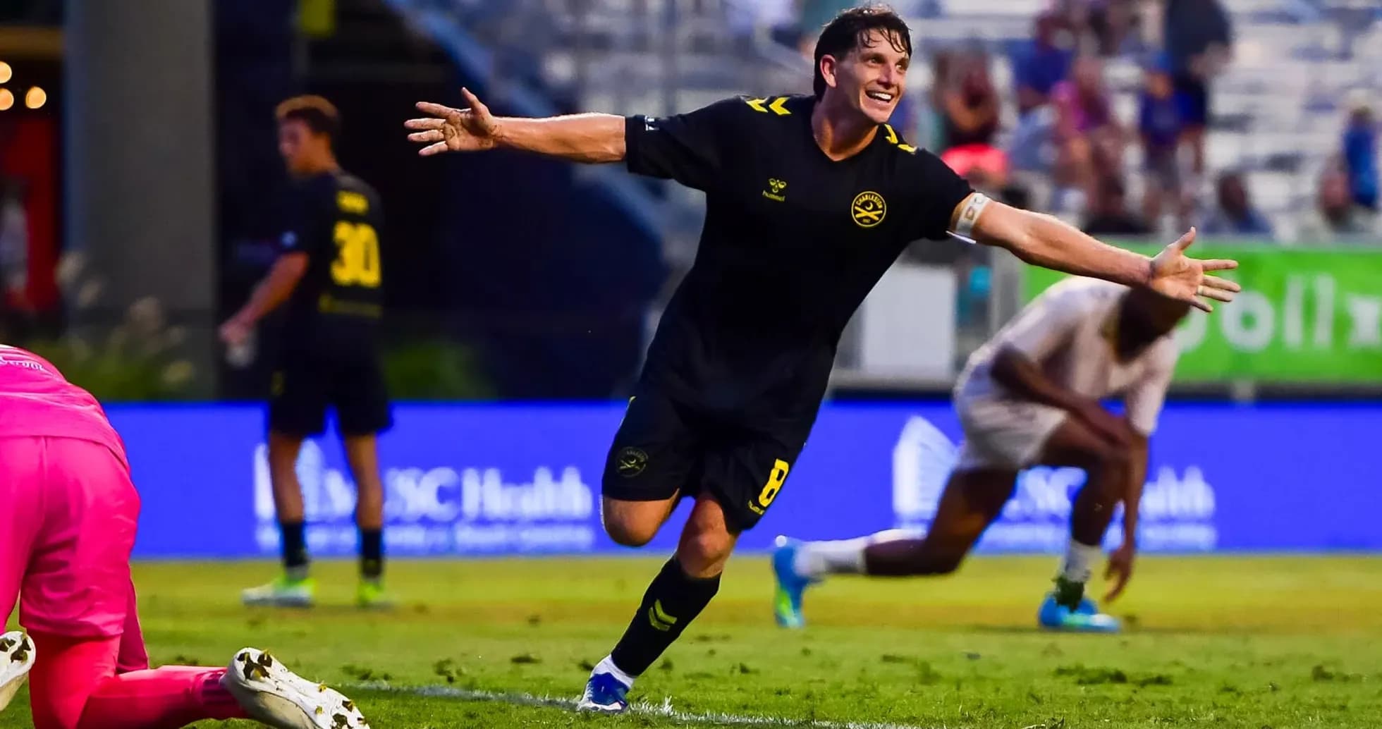 Jugador celebrando un gol para Charleston Battery