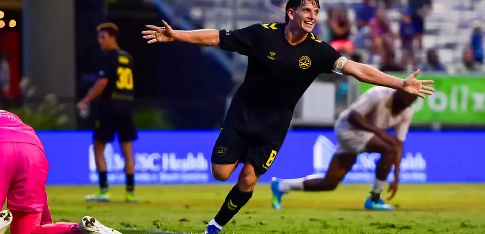 Jugador celebrando un gol para Charleston Battery
