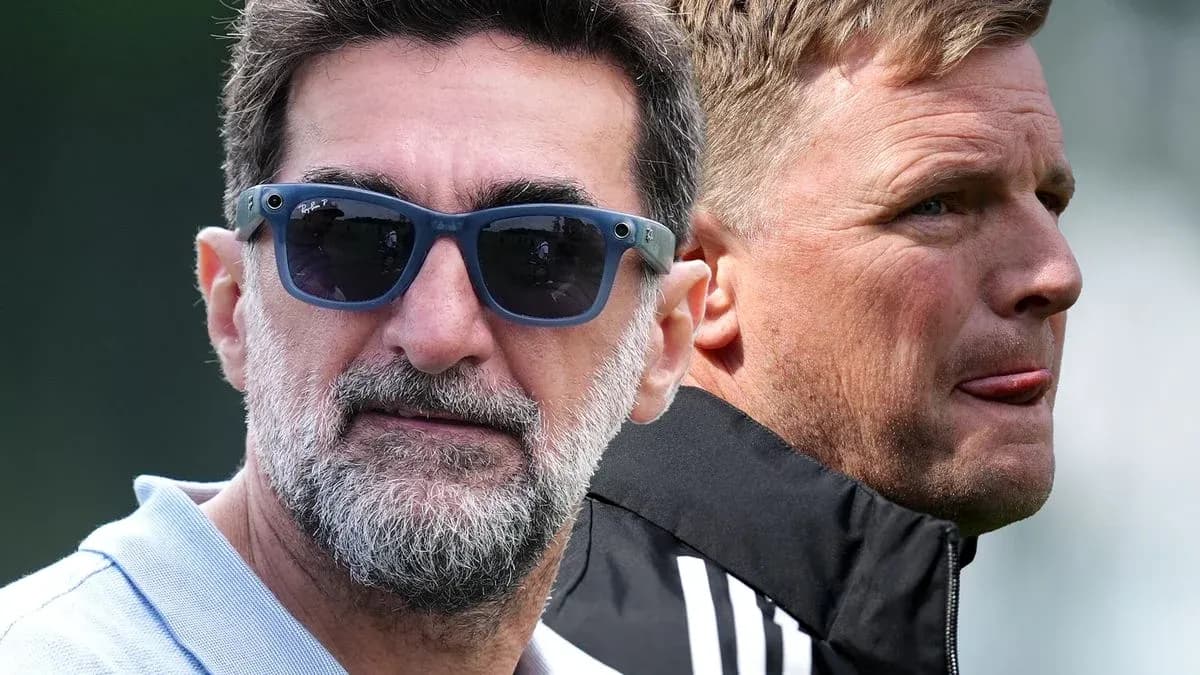 Dos entrenadores observando un entrenamiento al aire libre