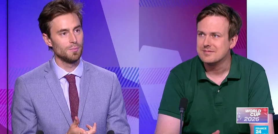 Dos analistas discutiendo sobre la Copa Mundial 2026