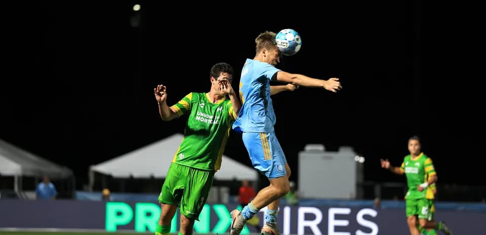 Jugador saltando para cabecear el balón