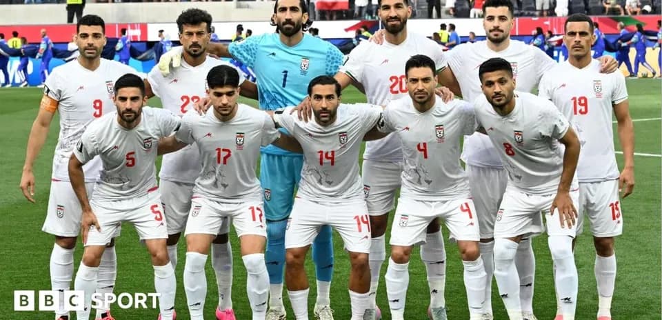 Equipo de Irán posando en el campo de fútbol