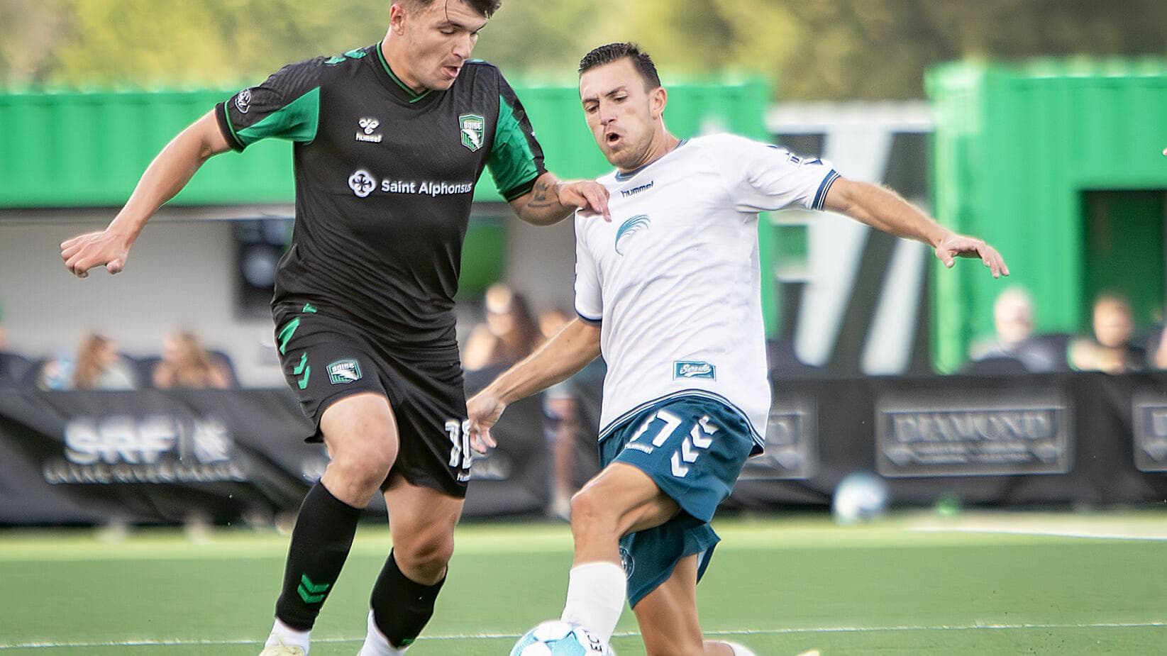 Jugadores compitiendo por el balón en el partido