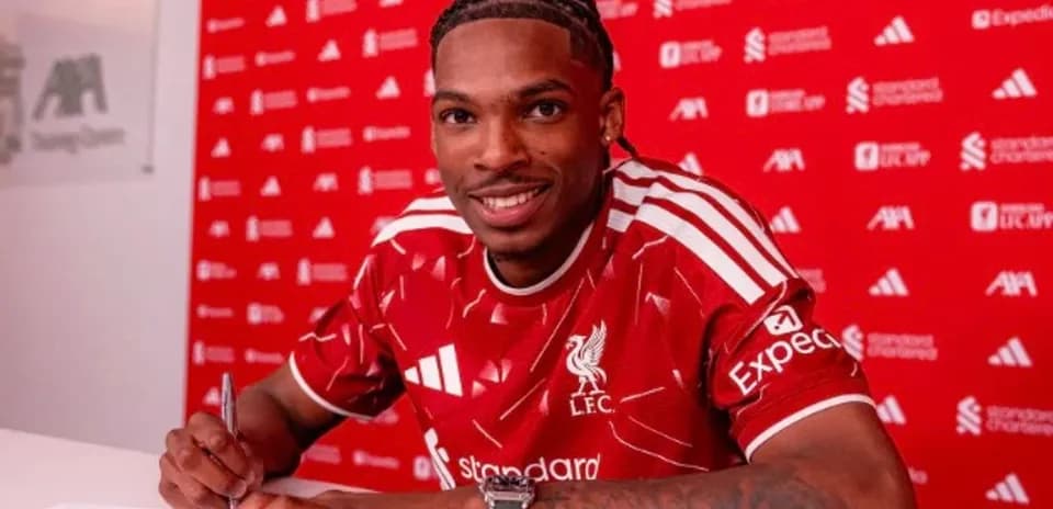 Jugador firmando contrato con Liverpool en sala