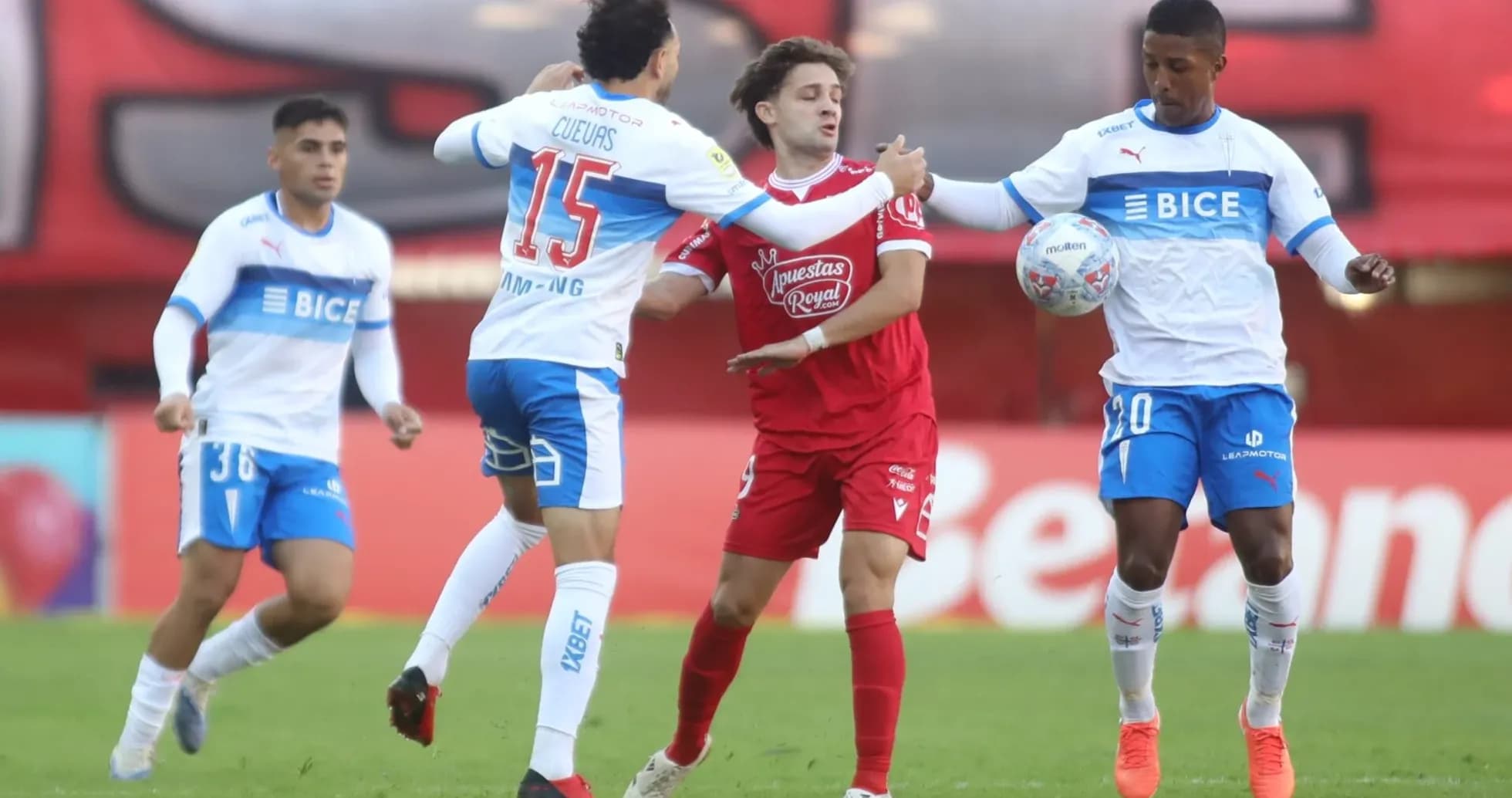 Jugadores compitiendo por el balón en el partido