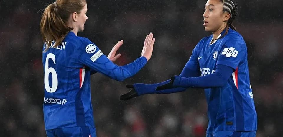 Jugadoras de Chelsea interactuando durante un partido