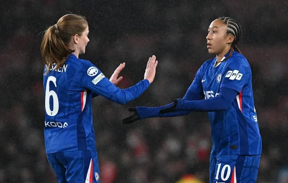 Jugadoras de Chelsea interactuando durante un partido