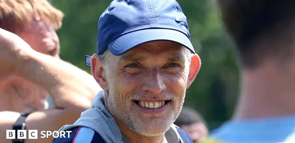 Entrenador sonriendo durante la sesión de entrenamiento
