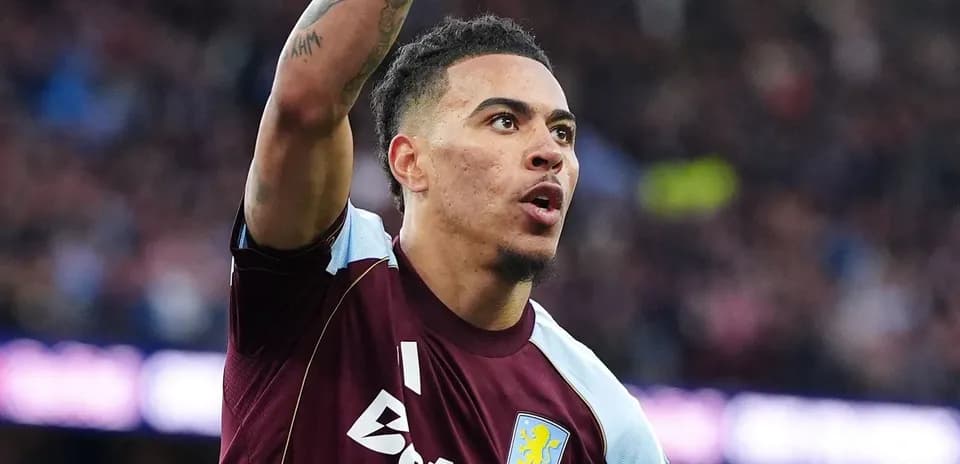 Jugador de Aston Villa levantando la mano durante el partido