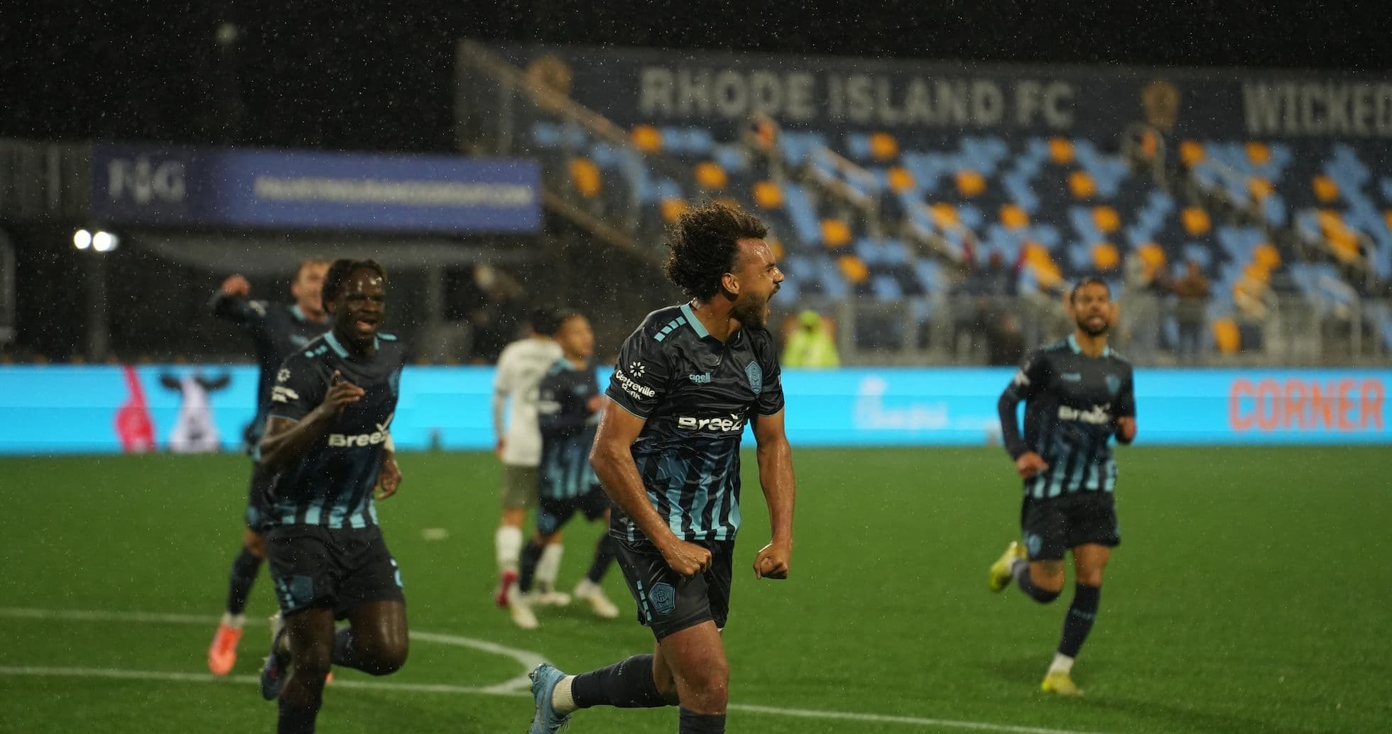 Celebración de gol de Rhode Island en el partido