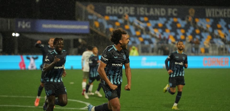Celebración de gol de Rhode Island en el partido