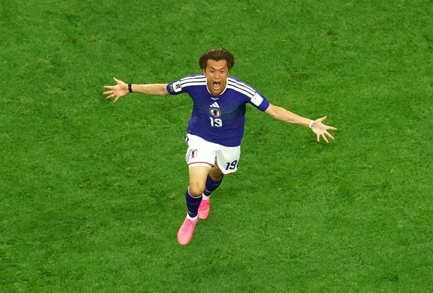 Jugador japonés celebrando un gol en el partido