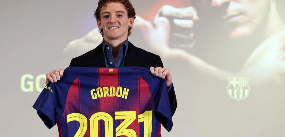 Jugador presenta camiseta del FC Barcelona con nombre Gordon