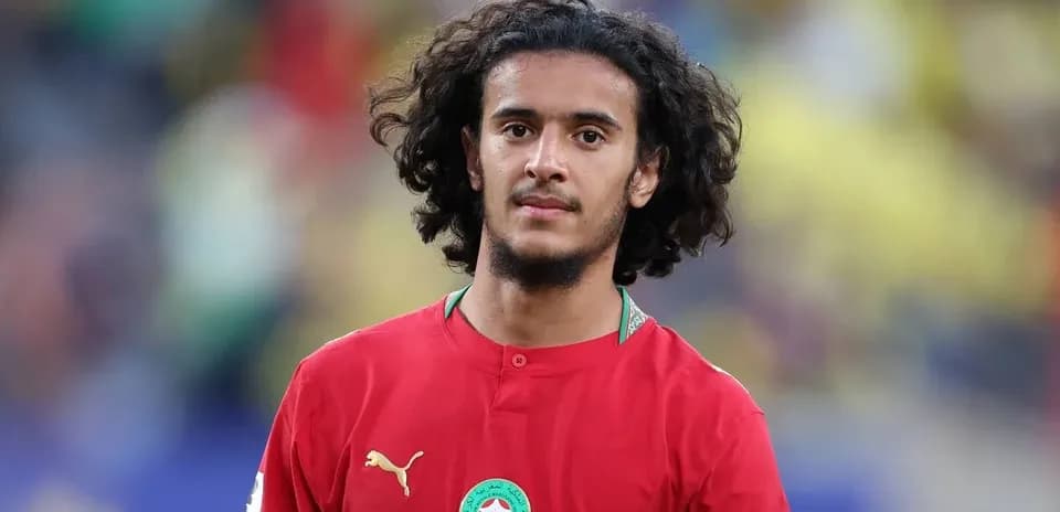 Jugador de Marruecos en uniforme rojo en el campo