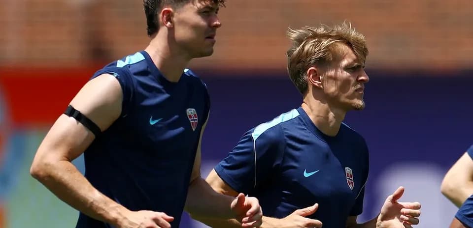 Jugadores de Noruega entrenando antes del partido