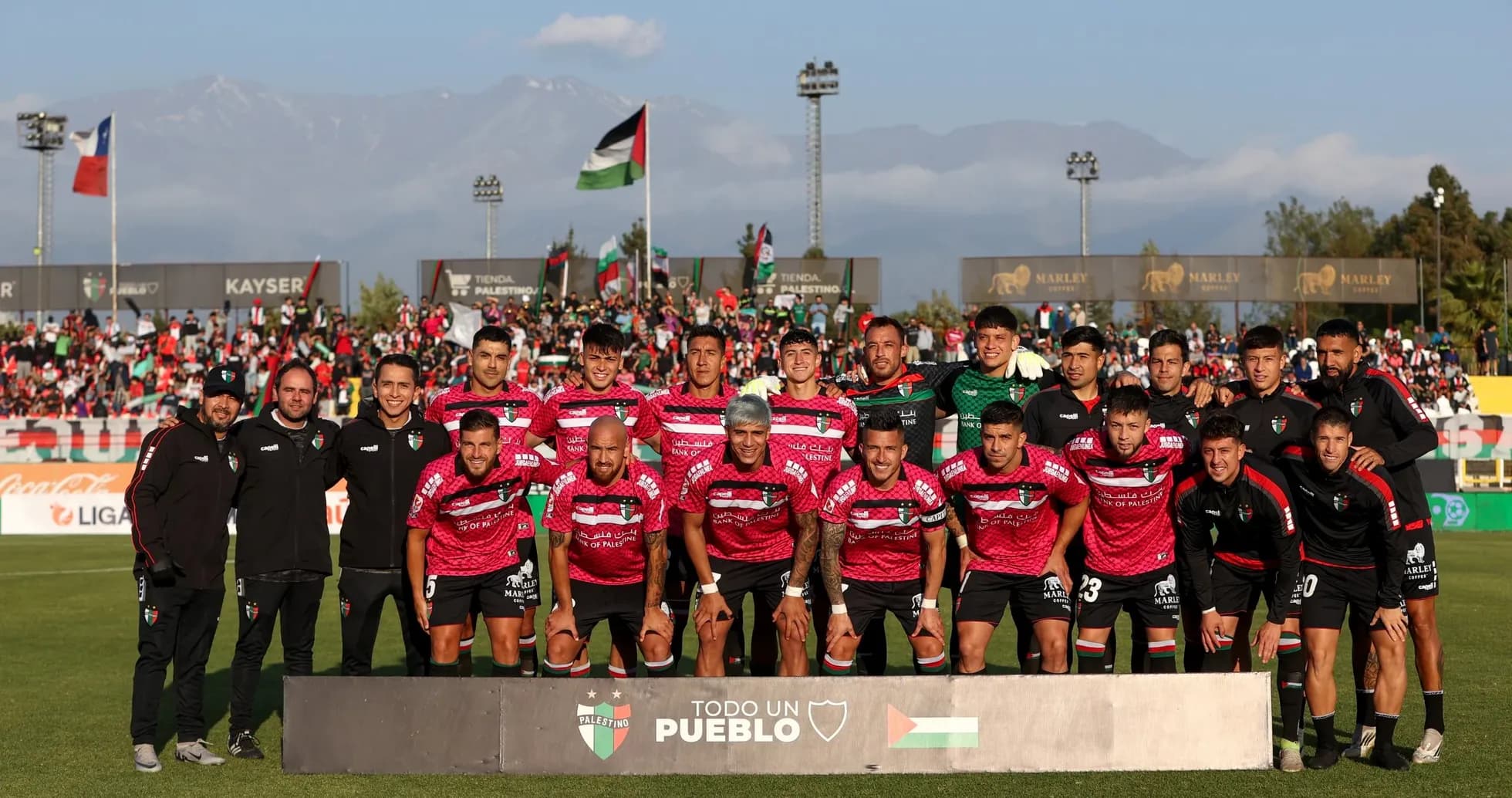 Equipo Palestino posando en el campo de juego