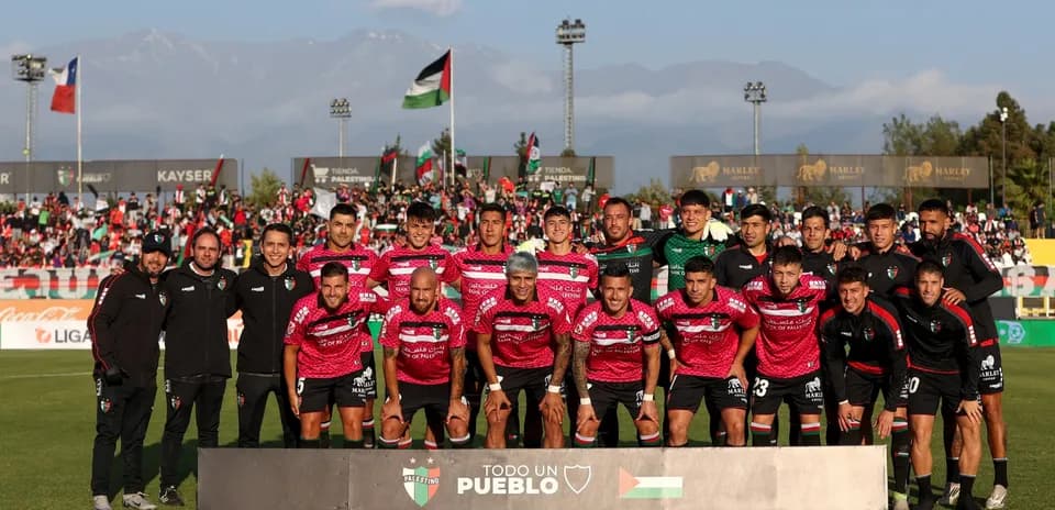 Equipo Palestino posando en el campo de juego