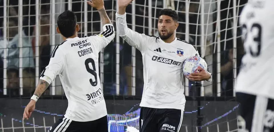 Jugadores de Colo Colo celebrando un gol