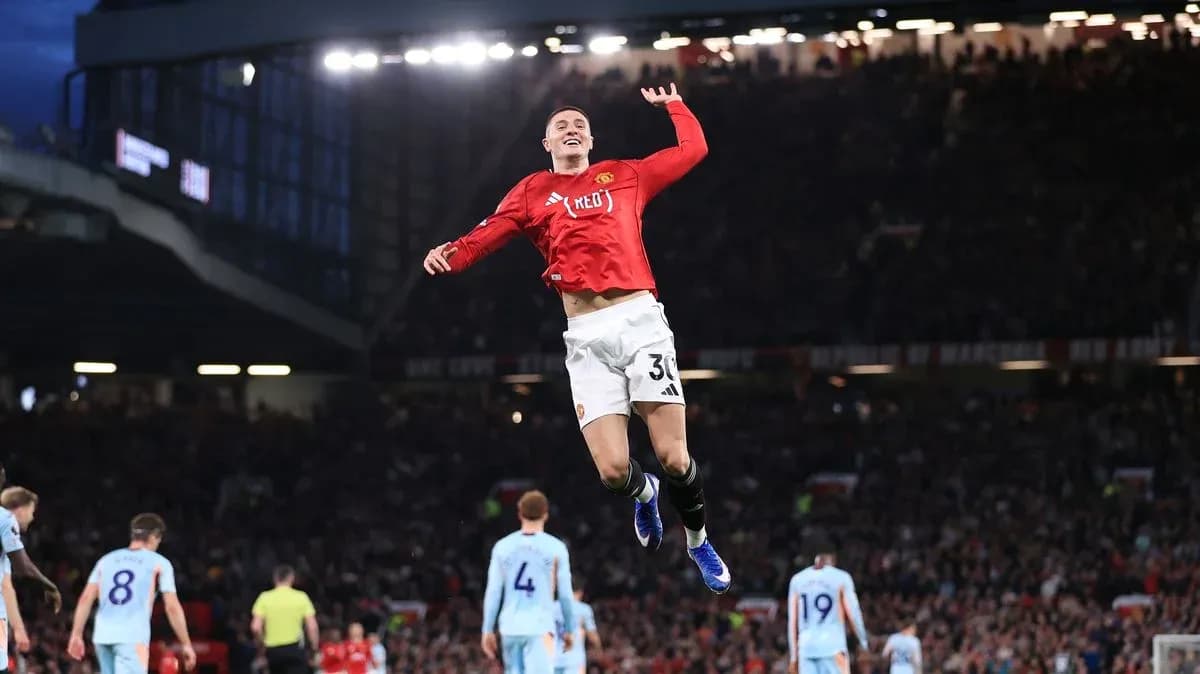 Jugador de Manchester United celebrando un gol en el estadio