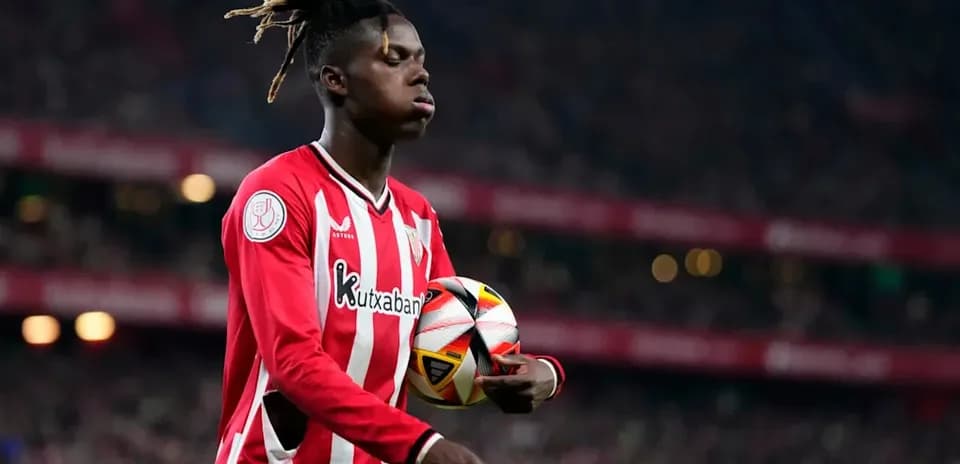 Jugador sosteniendo balón en el campo de juego