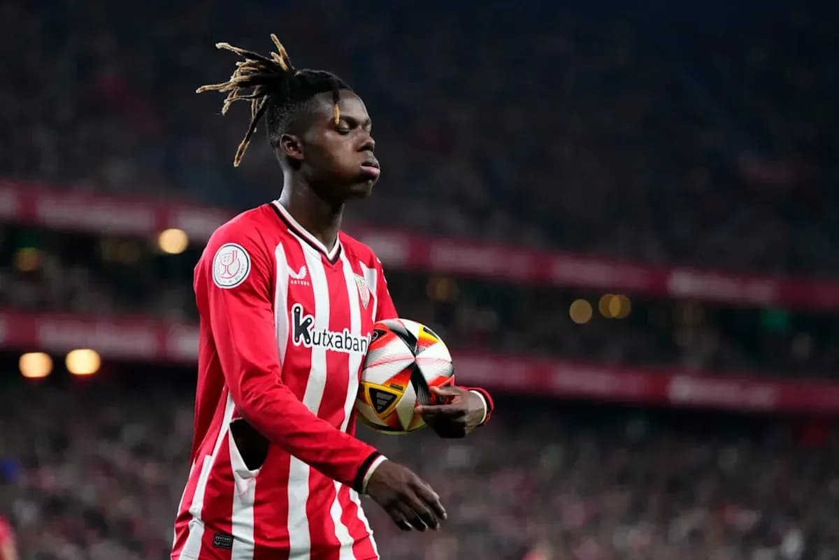 Jugador sosteniendo balón en el campo de juego