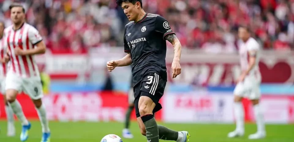 Jugador con balón durante partido de fútbol