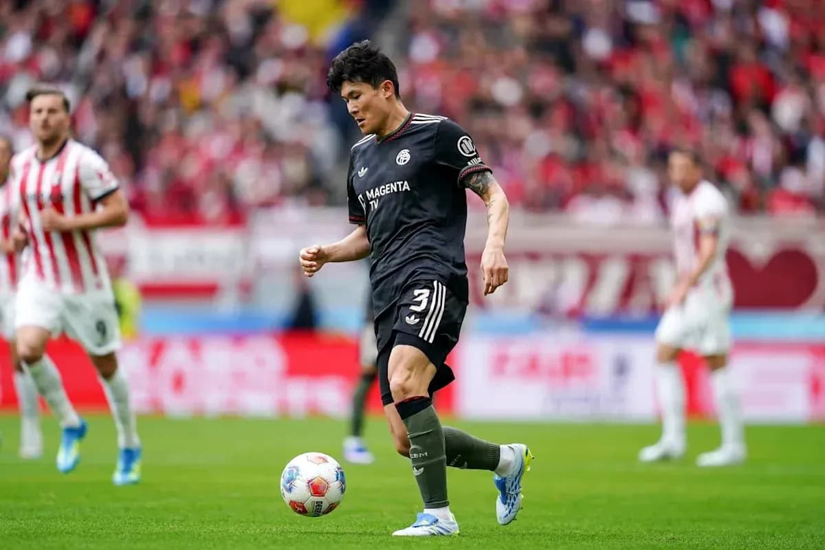 Jugador con balón durante partido de fútbol