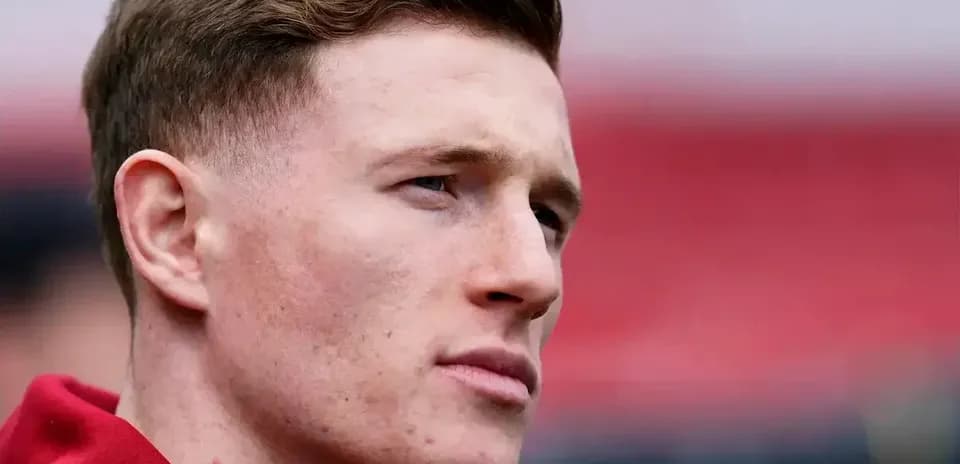 Jugador observando el campo antes del partido