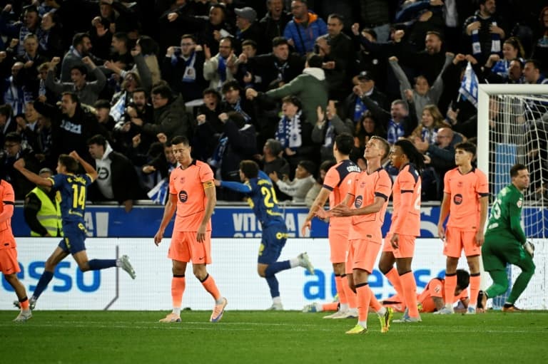 Jugadores de equipo en uniforme rosa tras un gol