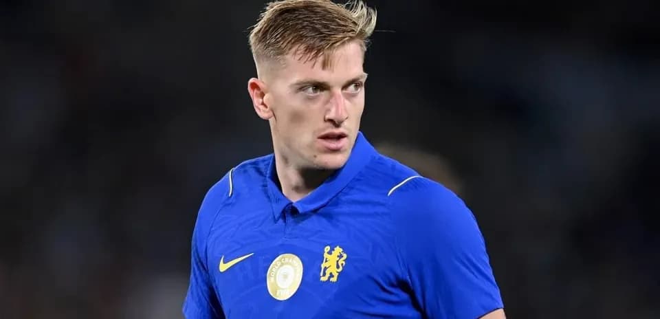 Jugador de fútbol en camiseta azul de Chelsea